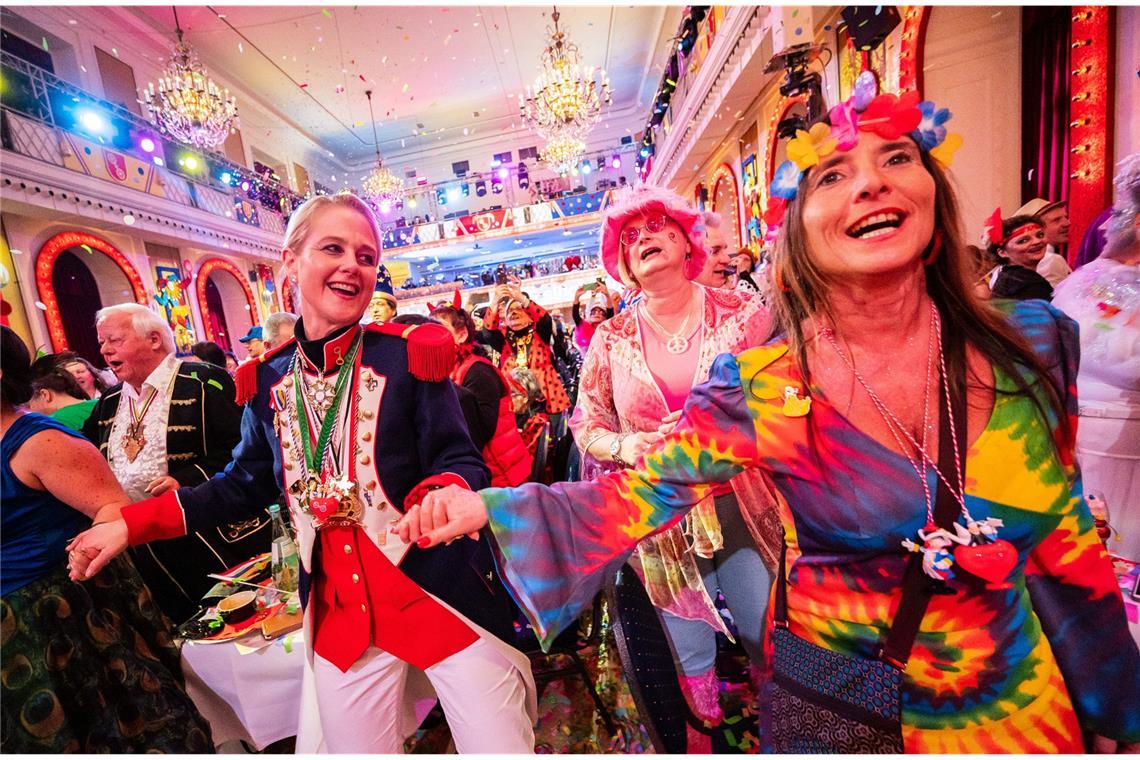 Das Publikum schunkelt während der Generalprobe zur traditionellen Fastnachts-Fernsehsitzung „Mainz bleibt Mainz, wie es singt und lacht“ (Foto  vom 19. Februar 2020).