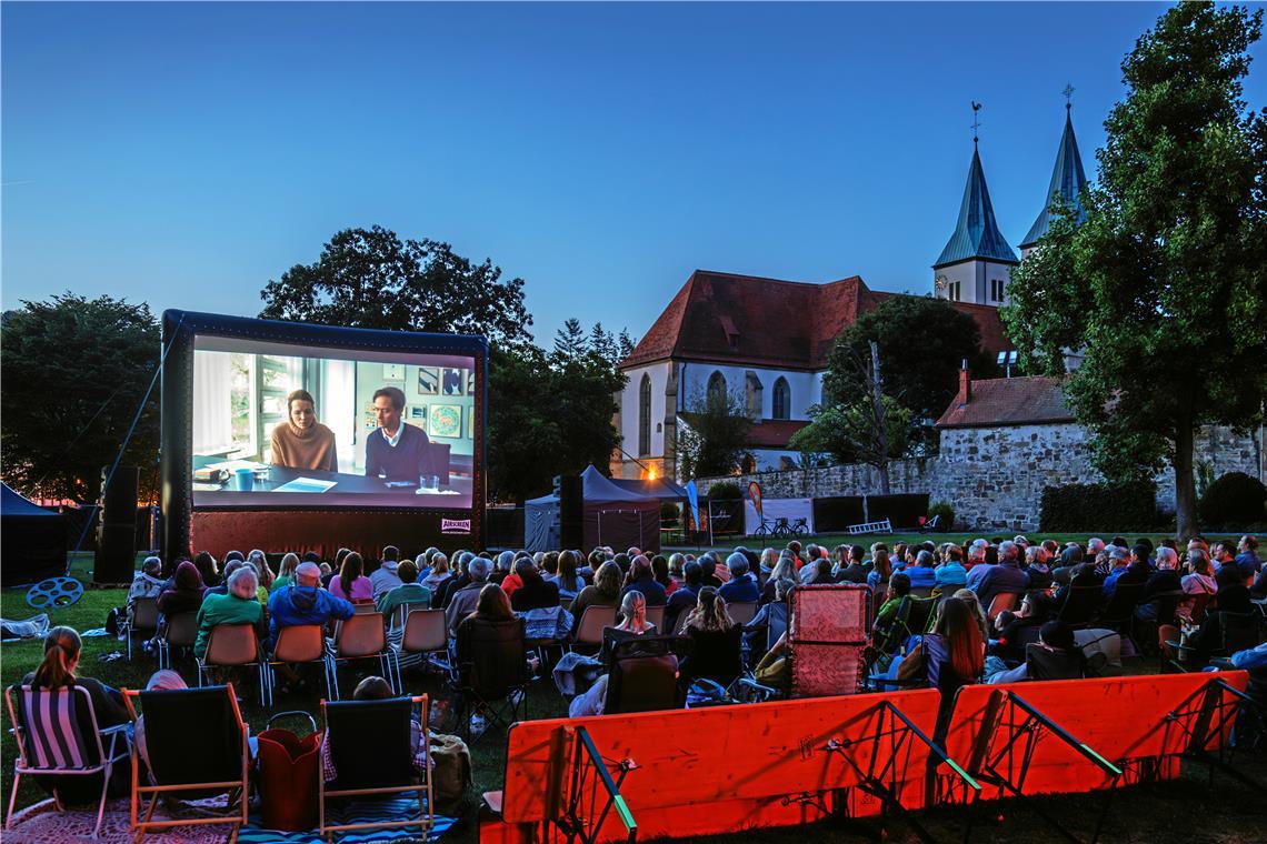 Das Publikum verfolgt im lauschigen Stadtgarten, wie Vera (Karoline Herfurth) und Wolf (Tom Schilling) versuchen, als Familie eine neue Balance zu finden. Fotos: Stefan Bossow