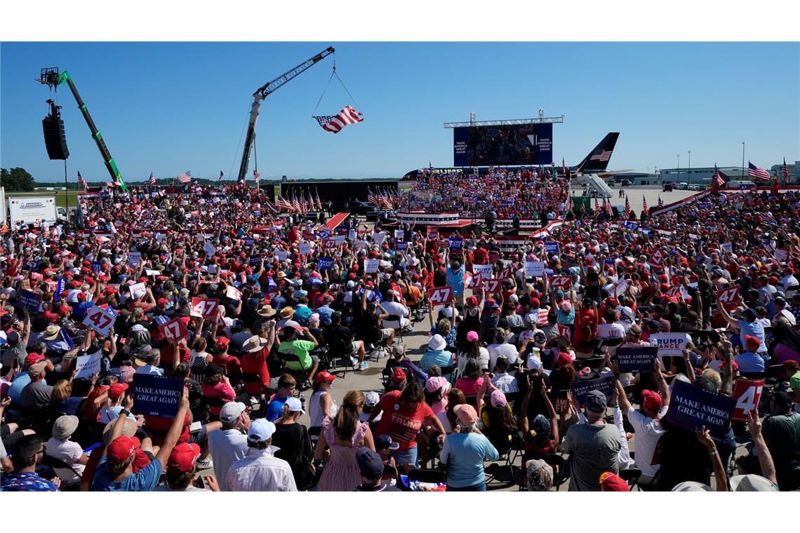 Das Publikum von Donald Trump bei einer Wahlkampfrede im besonders umkämpften US-Bundesstaat North Carolina.