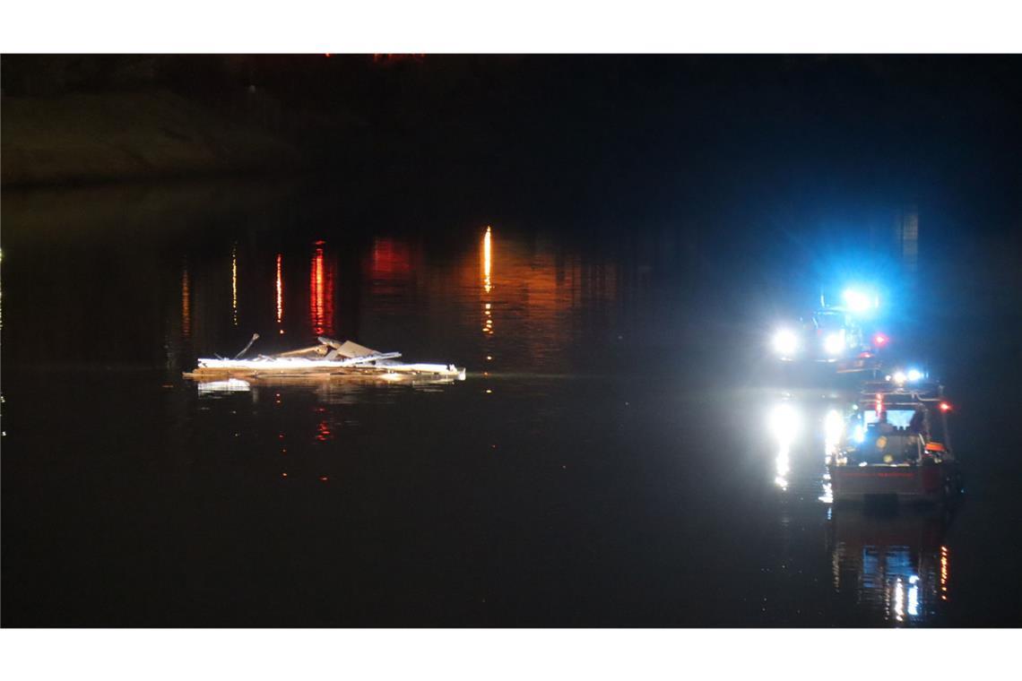 Das Schiff war auf dem Altrheinhafen in Richtung des Industriehafens unterwegs, als es an der Brücke hängen blieb.