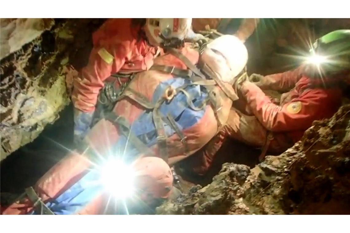 Das Standbild aus einem Video der Bergrettung zeigt Rettungskräfte, die in der Höhle Abisso Bueno Fonteno im Einsatz sind, um eine italienische Höhlenforscherin zu retten.