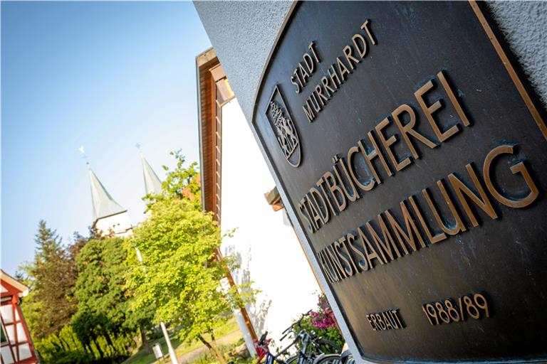 Das Team der Stadtbücherei ermöglicht trotz des Lockdowns einen Abhol- und Rückgabeservice. Foto: A. Becher