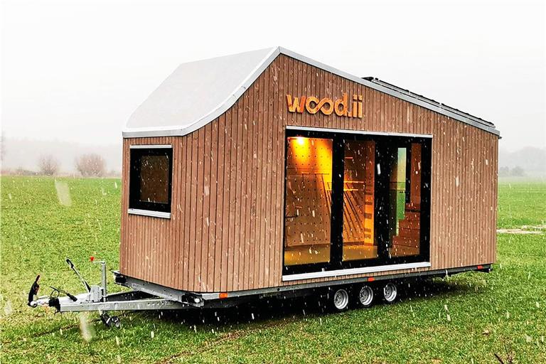 Das Team ist mit dem Tiny-House-Lernraum in Schulen unterwegs, um das Kreislaufdenken zu veranschaulichen. Foto: WoodenValley