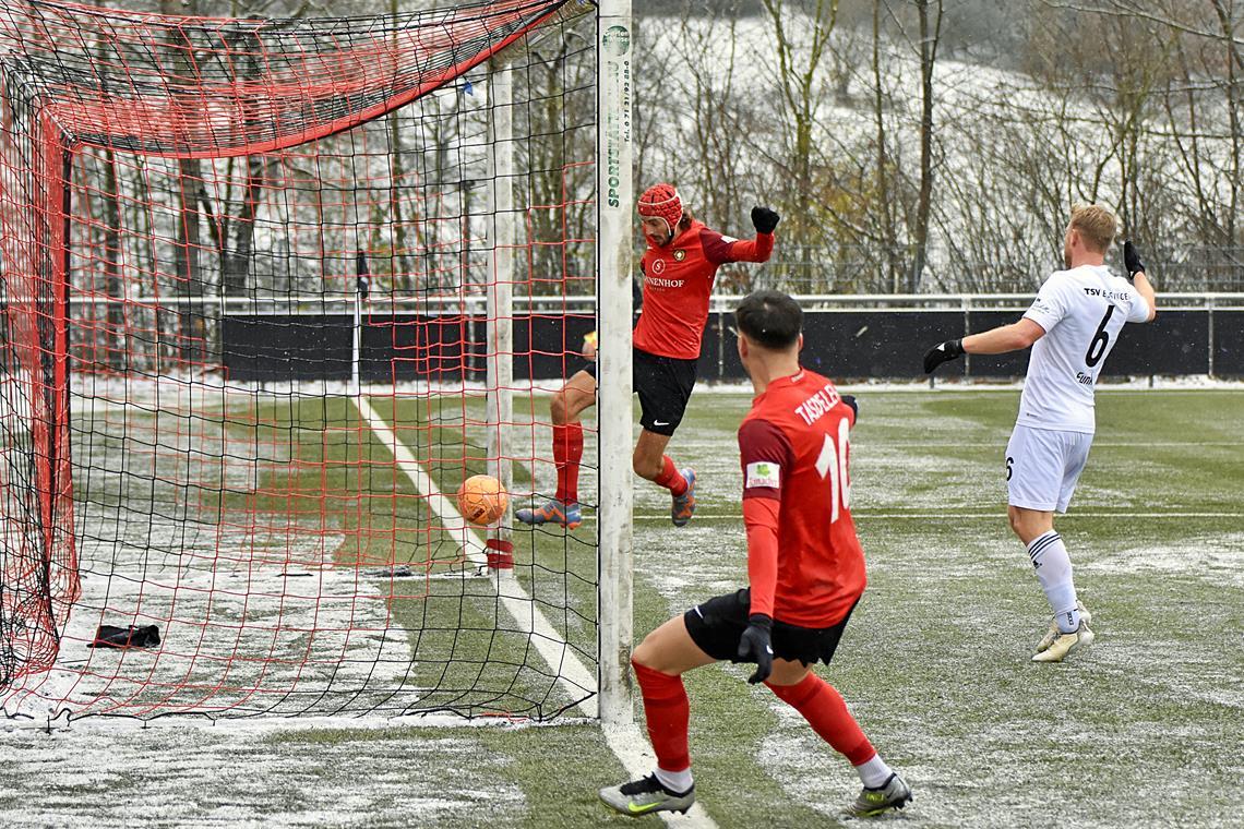 Das Tor von Dominik Salz blieb am Ende Großaspachs einziger Treffer. Mert Tasdelen und die SG verabschiedeten sich im Heimspiel gegen den TSV Essingen mit einem 1:1 in die Winterpause. Die Tabellenspitze verteidigte die Elf aus dem Fautenhau trotzdem. Foto: Tobias Sellmaier