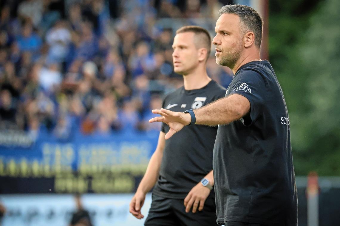 Das Trainerduo Evangelos Sbonias (rechts) und Marcel Ivanusa hat die Aspacher Geschicke nur eine Saison gelenkt. Nun haben sich die beiden ebenso überraschend wie kurzfristig verabschiedet. Sie sind künftig fürs Kölner Regionalliga-Team zuständig. Foto: Alexander Becher