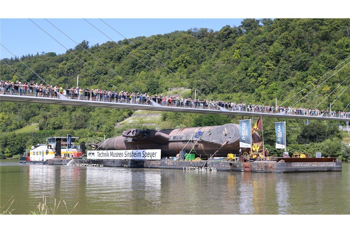 Das U-Boot fuhr am 9. Juli, in Seitenlage unter der Brücke in Hassmersheim hindurch.