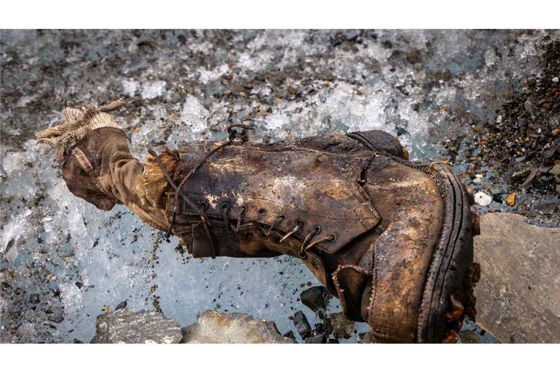 Das Undatierte Handout-Foto von Disney für National Geographic zeigt eine Socke, auf der "A.C. Irvine" eingestickt ist, zusammen mit einem Stiefel, der auf dem Central Rongbuk Glacier unterhalb der Nordwand des Mount Everest entdeckt wurde.