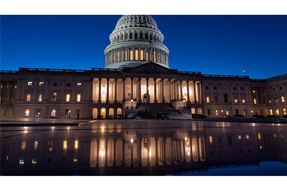 Das US-Kapitol ist in der Abenddämmerung vor der Rede von US-Präsident Trump vor einer gemeinsamen Sitzung des Kongresses in Washington beleuchtet.