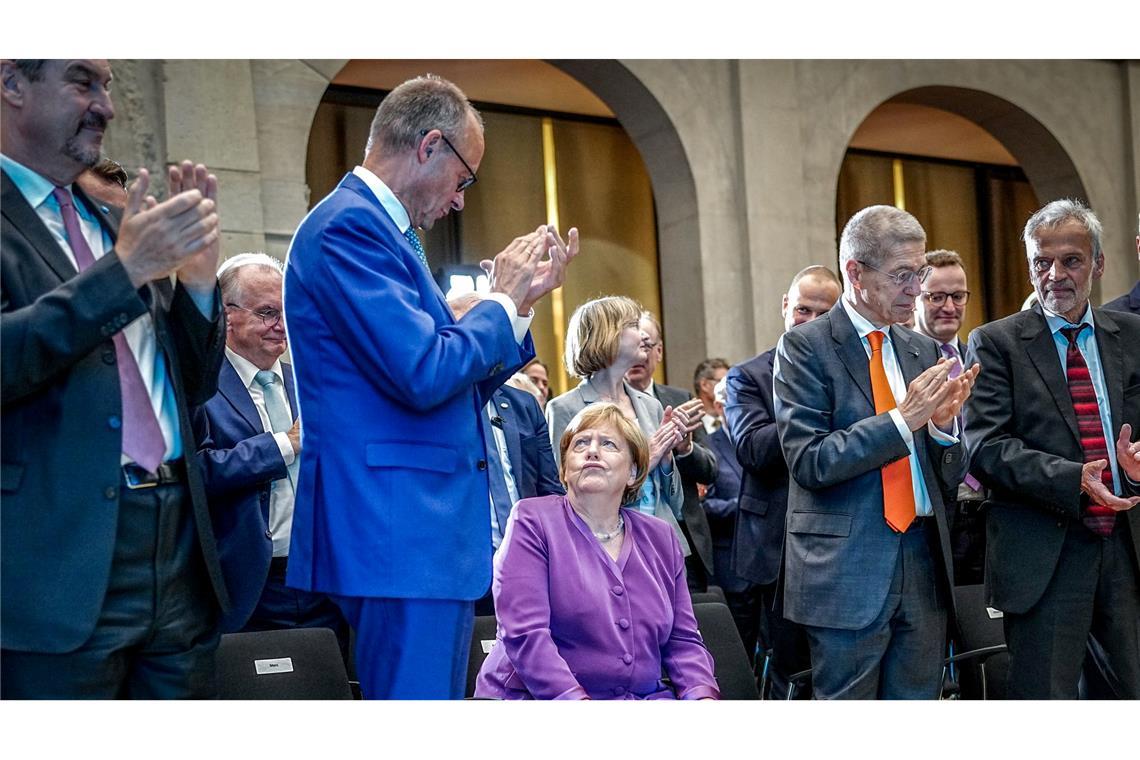 Das Verhältnis von Merkel und Merz gilt als belastet. (Archivbild)