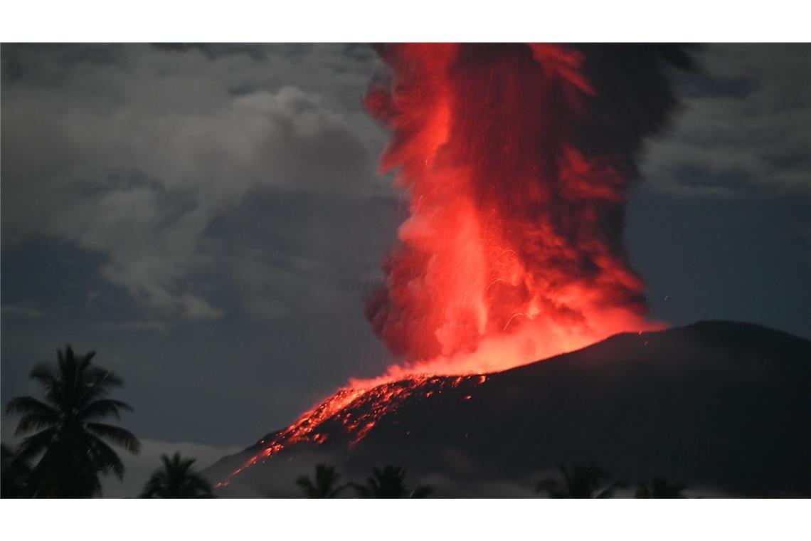 Das von der indonesischen Geological Agency zur Verfügung gestellte Foto zeigt einen Ausbruch des Schichtvulkans Mount Ibu auf der Insel Halhamera am 11. Januar 2025.