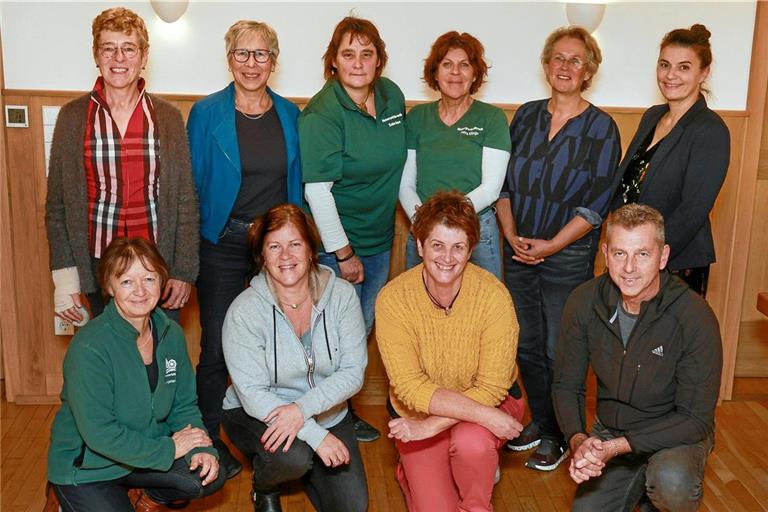 Das Vorstandsteam (hinten von links): Margot Riegger, Eva Rombach, Sabine Reiss, Petra Klinger, Susanne Bosch, Tania Spießmann sowie Helene Angstenberger (vorne), Andrea Schad, Alexandra Ambacher und Matthias Motzigemba. Foto: Die Naturparkführer