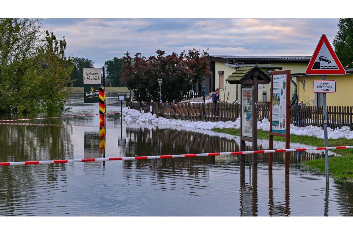 Das Wasser kommt einem Restaurant am Oderufer in Lebus gefährlich nahe - ein Wall aus Sandsäcken soll helfen.