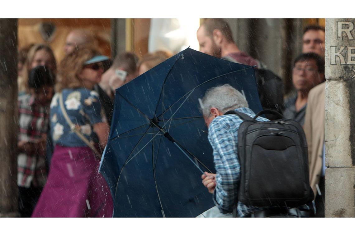 Das Wetter in den kommenden Tagen bleibt ungemütlich – es soll weiterhin regnen, und es wird stürmisch (Symbolbild).