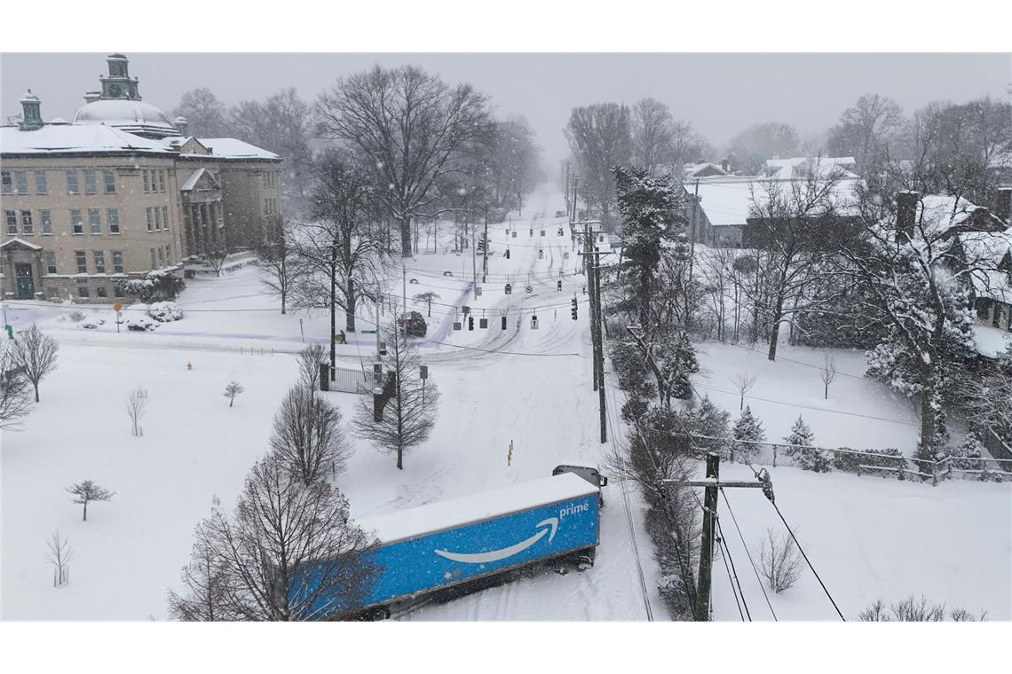 Das Winterwetter sorgt für Verkehrschaos.