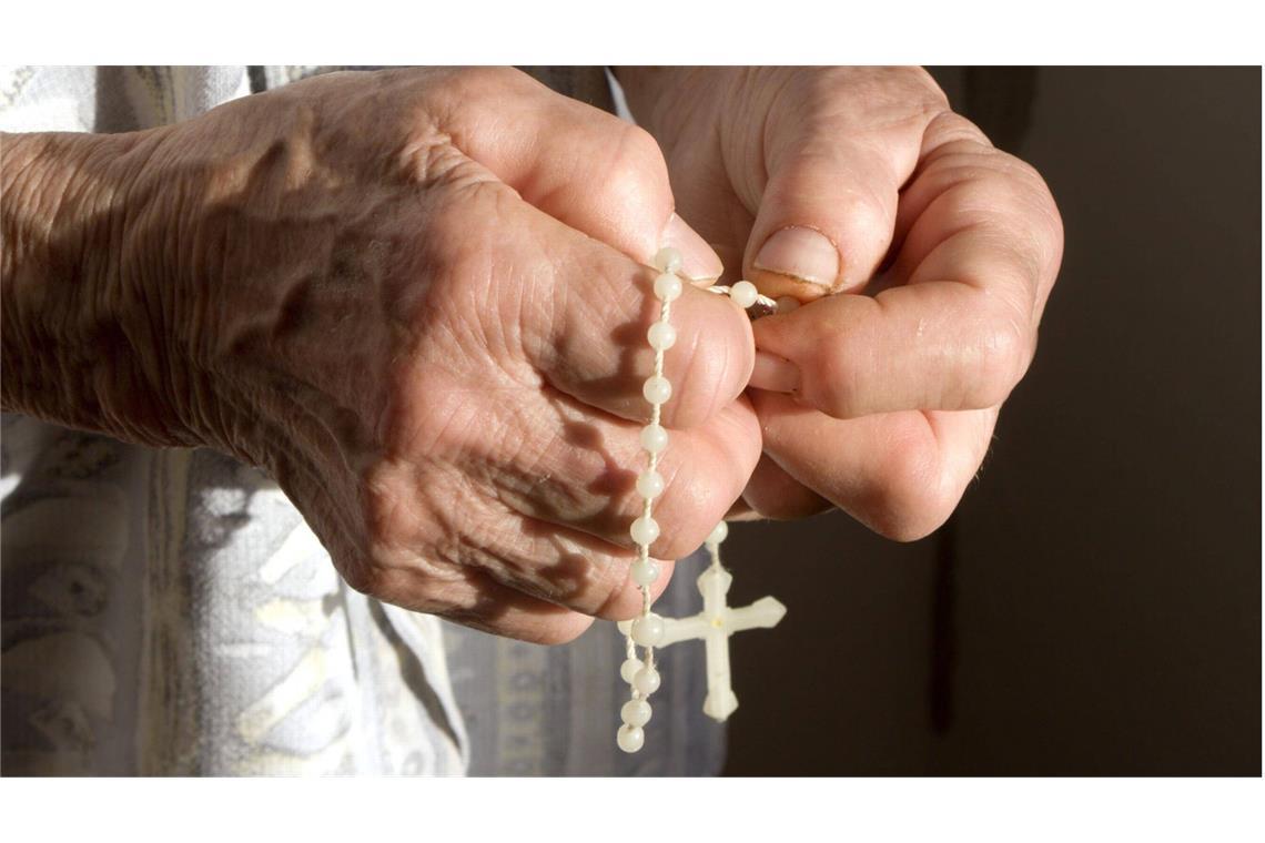 Das Wort Rosenkranz stammt vom Lateinischen „Rosarium“ – der Rosengarten. Im christlichen Glauben stehen Rosen symbolisch für Maria, die Mutter Jesu und für ihre Jungfräulichkeit. Maria wird im Gebet, in Gedichten und Liedern auch als „Rosa mystica“ (Mystische Rose) angerufen.