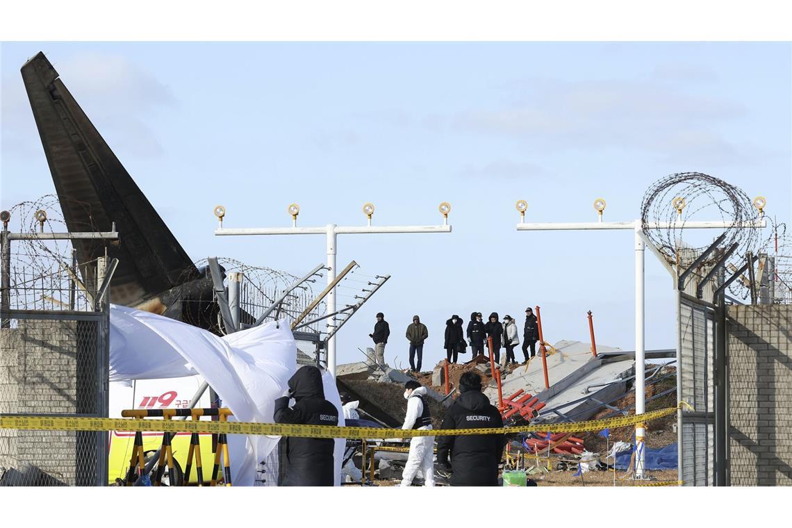 Das Wrack einer Boeing 737-800 der südkoreanischen Fluggesellschaft Jeju Air liegt auf dem internationalen Flughafen Muan.