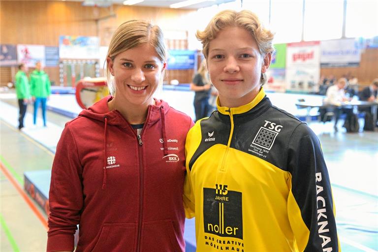 Daumen drücken für den Bruder: Elisabeth Seitz und Gabriel Eichhorn vor dem TSG-Heimwettkampf in der Karl-Euerle-Halle. Foto: A. Becher