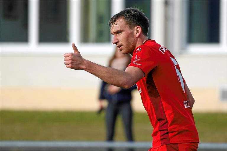 Daumen hoch von Julian Geldner für zwei weitere Jahre bei der TSG Backnang. Foto: A. Becher