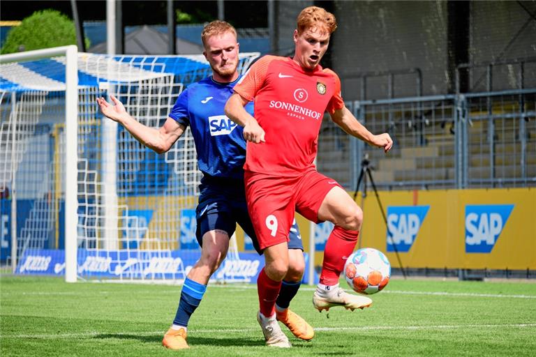 David Hummel hat selten Zeit, den Ball ungestört anzunehmen, weil die Gegner um seine Torgefährlichkeit wissen.Foto: M. Mummert