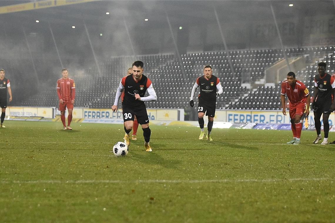 David Tomic hatte mit einem Elfmeter die große Chance, Aspach in Führung zu bringen. Er traf nur die Latte und lag neun Minuten später mit der SG Sonnenhof 0:3 zurück. Foto: T. Sellmaier