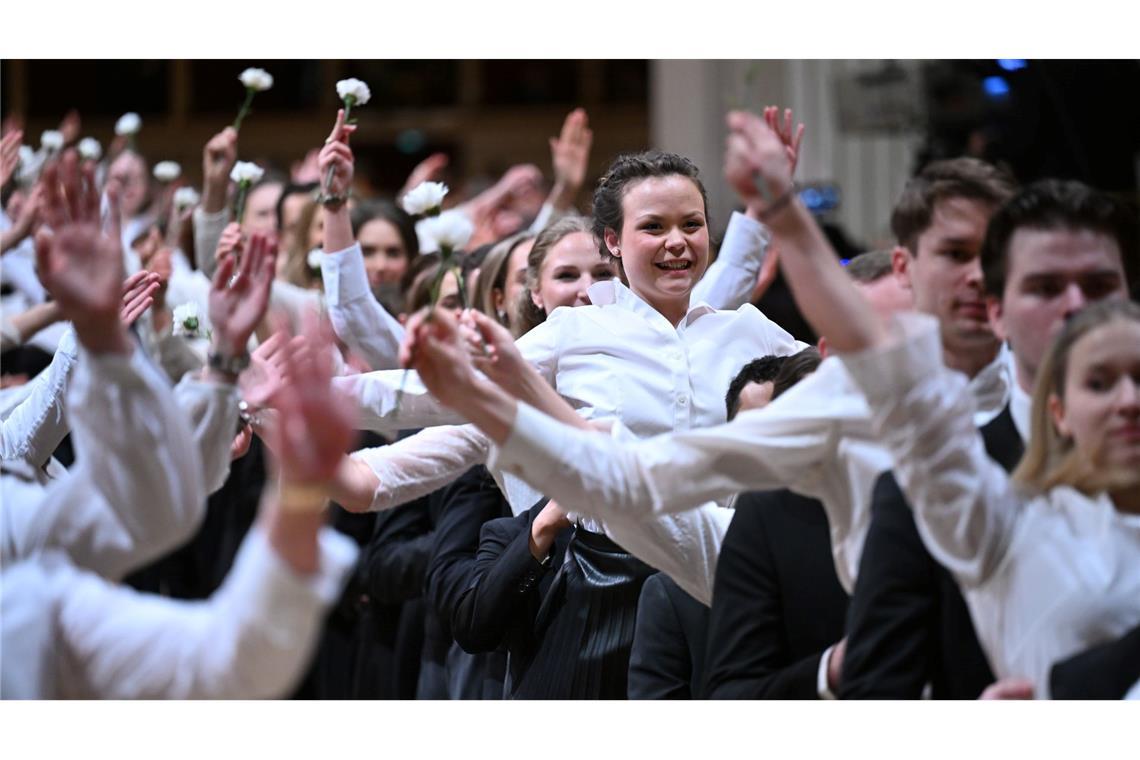 Debütantenpaare tanzen im Rahmen der Opernball-Generalprobe in der Staatsoper in Wien.