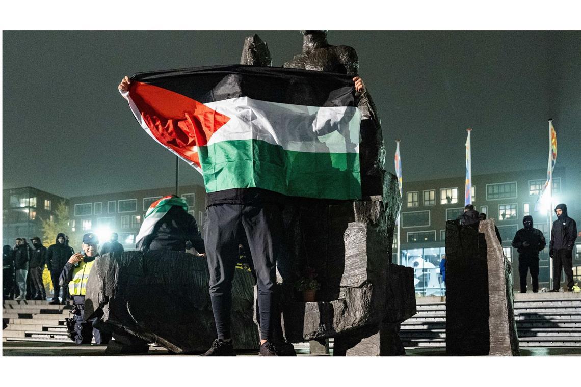 Demonstranten bei einer pro-palästinensischen Demonstration während des Spiels Ajax - Maccabi Tel-Aviv.