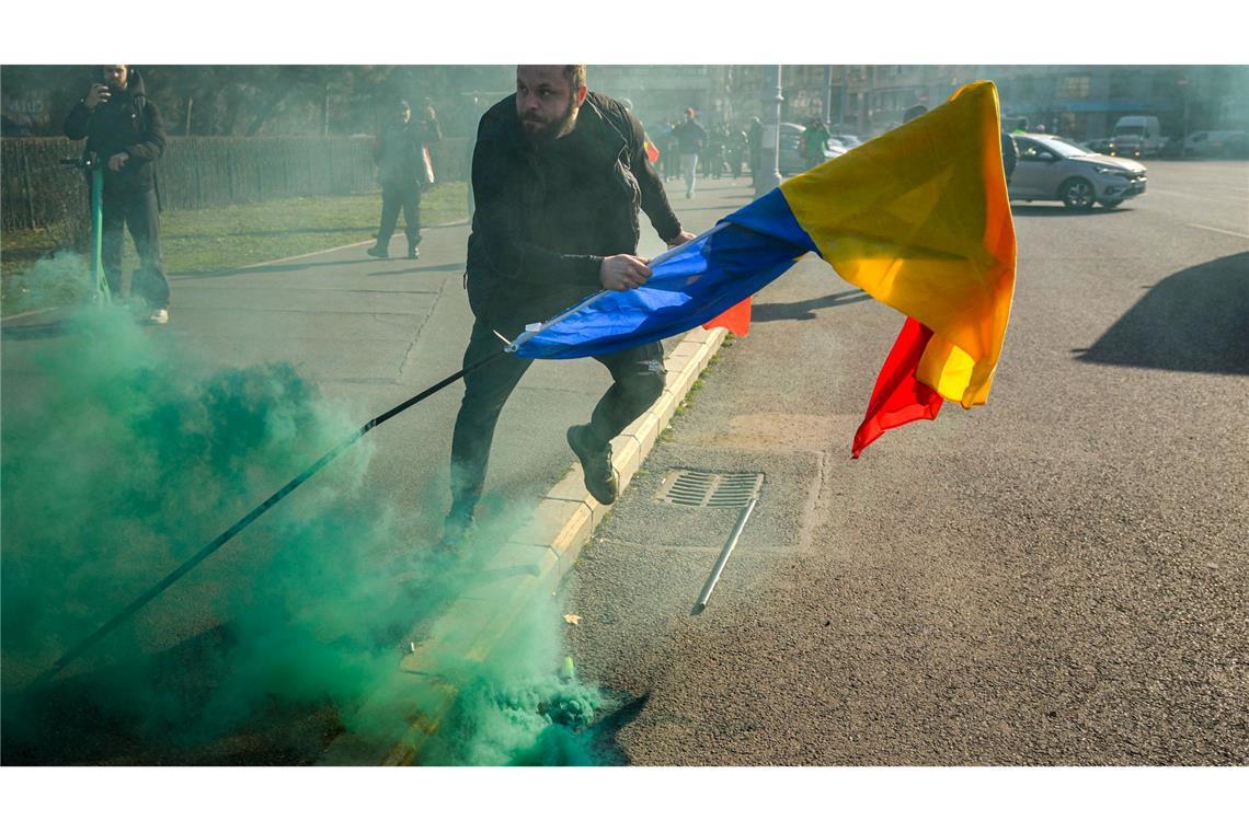 Demonstranten durchbrechen Polizeikette vor Regierungssitz in Bukarest.