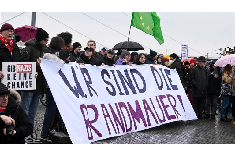 Demonstranten in Düsseldorf protestieren gegen die Abstimmung der Union mit der AfD.