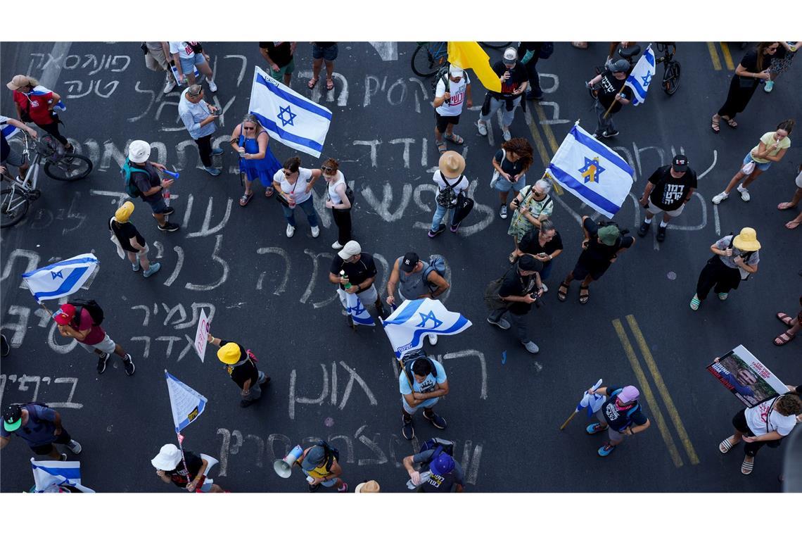 Demonstranten in Israel fordern einen Waffenstillstand und die Freilassung aller Geiseln.