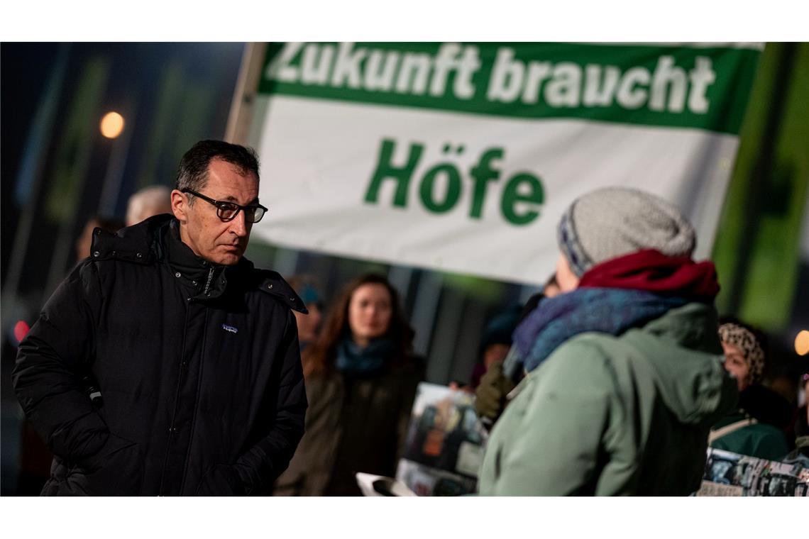 Demonstranten übergeben Landwirtschaftsminister Özdemir eine Protestnote