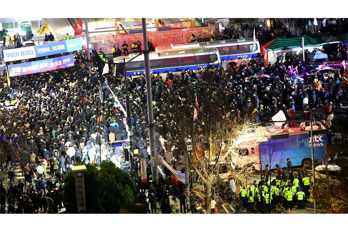 Demonstranten vor dem Parlamentsgebäude in Seoul.