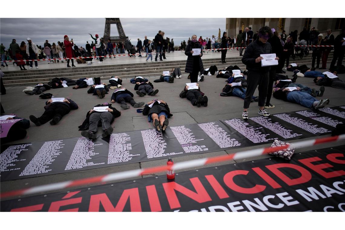 Demonstration gegen Feminizide vor dem Eiffel-Turm