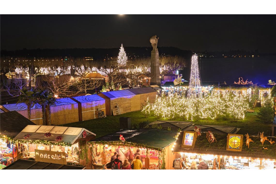 Den besonderen Flair des Konstanzer Weihnachtsmarktes macht Bodensee aus.  Sogar auf einem Fahrgastschiff wird gefeiert.