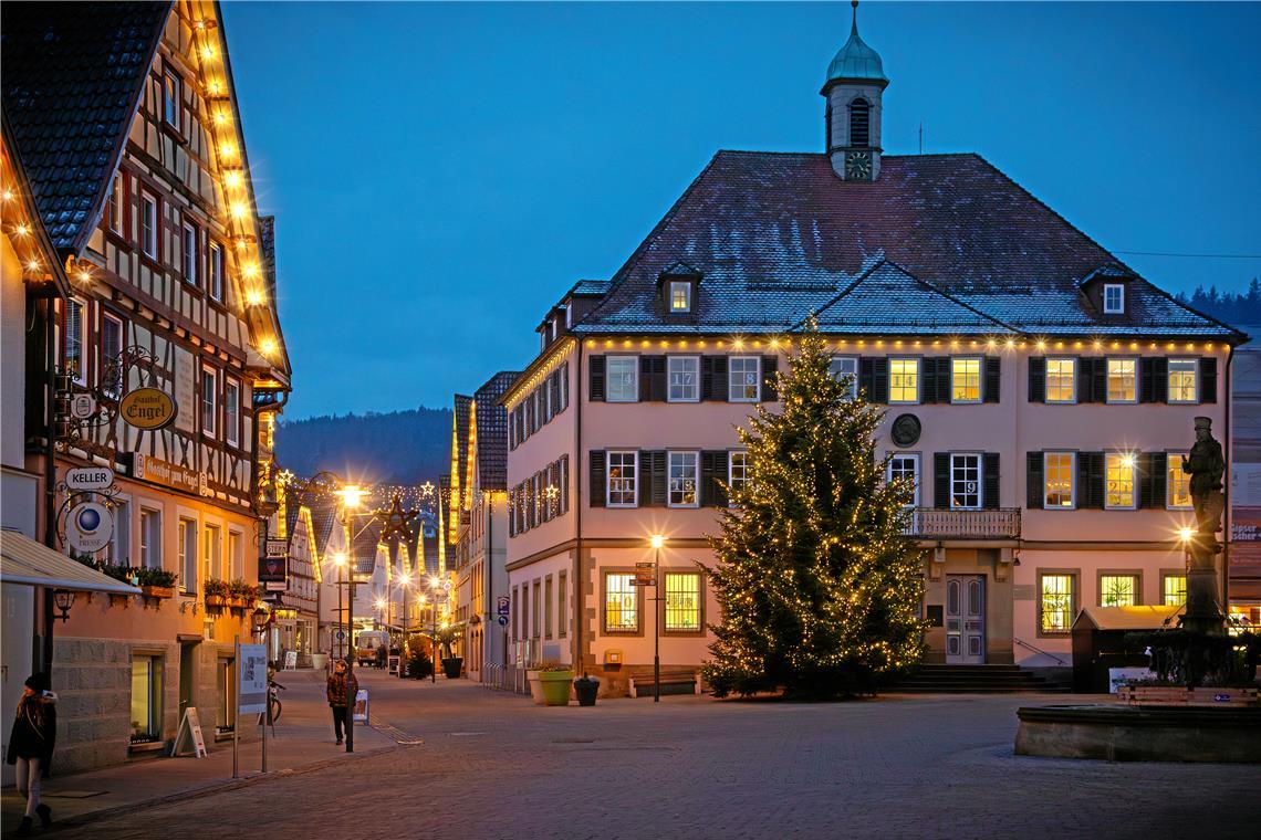 Den Murrhardter Marktplatz schmückt ein stattlicher Baum. Dieser Brauch entwickelte sich erst nach und nach im Südwesten. Foto: Stefan Bossow