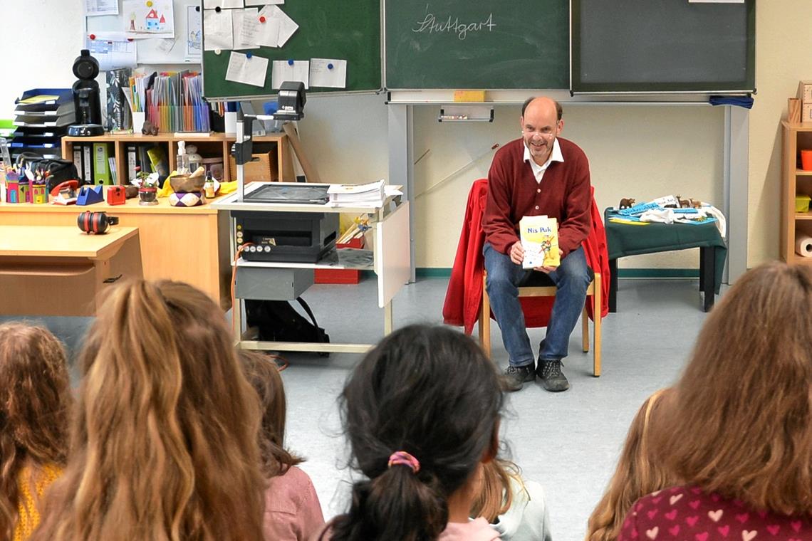 Den Schülern der Klasse 3a der Walterichschule hat Gernot Gruber aus dem Buch „Nis Puk – in der Schule stimmt was nicht“ vorgelesen. Foto: privat