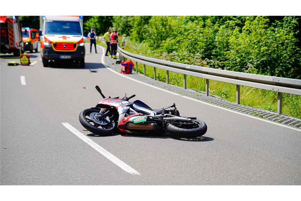 Der 16-jährige Fahrer war gegen 12:10 Uhr in Richtung Bad Urach unterwegs, als er in einer Rechtskurve die Kontrolle über sein Motorrad verlor und auf die Gegenfahrbahn kam.