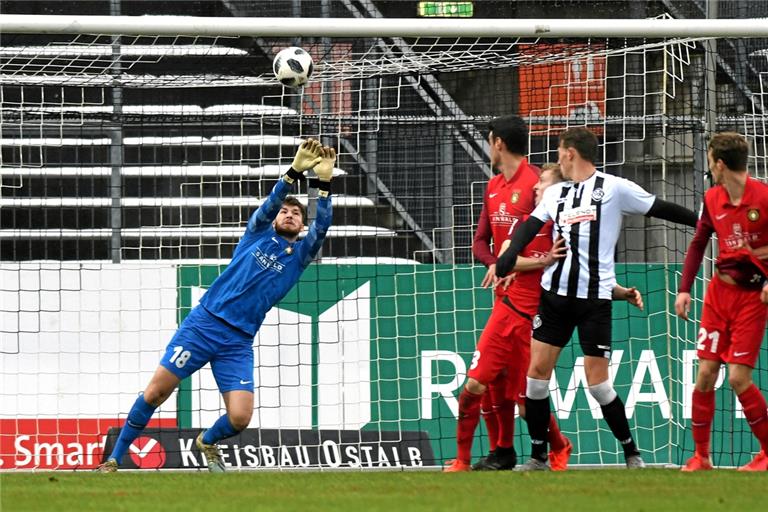 Der 18-jährige SG-Keeper David Nreca-Bisinger hielt seinen Kasten in Aalen sauber, für den Drittliga-Absteiger aus Großaspach war’s das erste Zu-null-Spiel in dieser Regionalliga-Saison. Fotos: Eibner