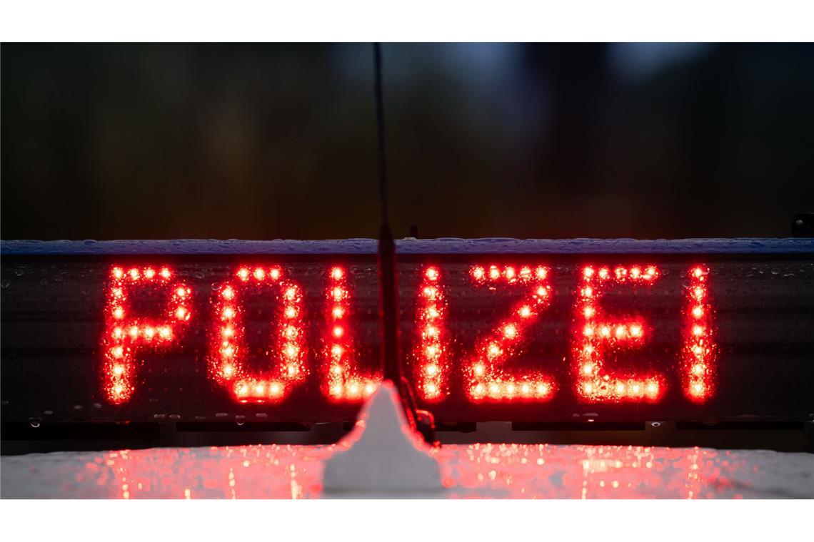 Der 20-Jährige verliert in einer Kurve in Kreßberg die Kontrolle über sein Auto. (Symbolfoto)