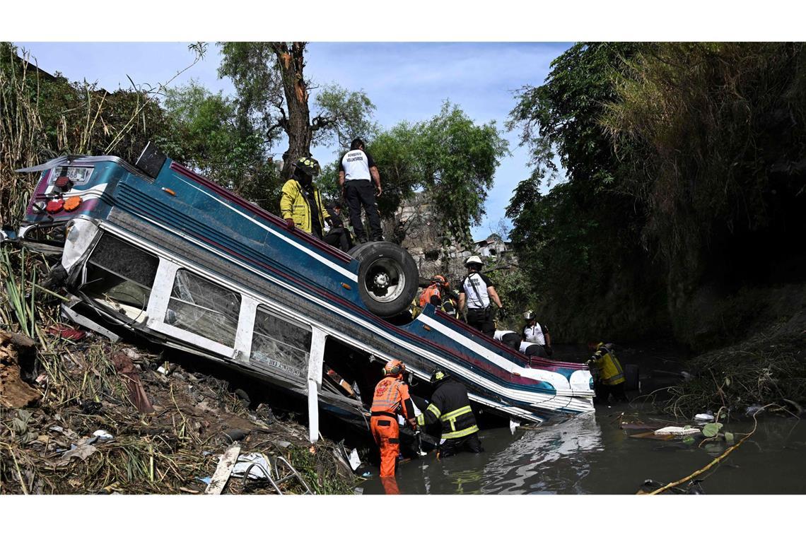 Der 30 Jahre alte Bus war mit mehr als 70 Personen an Bord in eine Schlucht gestürzt.