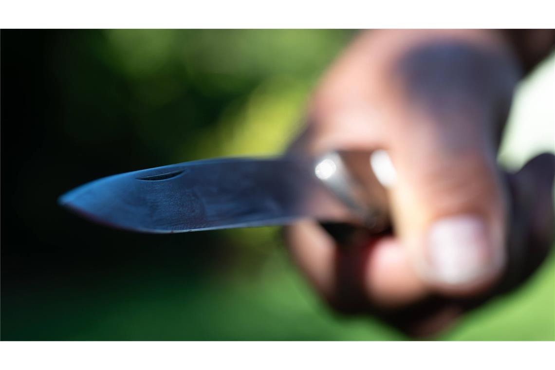 Der 40-Jährige bedrohte zunächst eine Autofahrerin mit einem Messer (Symbolbild).