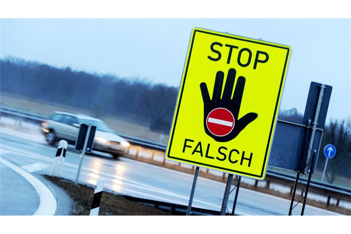 Der 85-Jährige fuhr auf der A5 rund 18 Kilometer in die falsche Richtung. (Symbolbild)