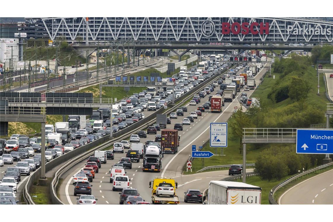 Der ADAC erwartet bereits am Mittwoch viel Verkehr auf den Straßen. (Archivbild)