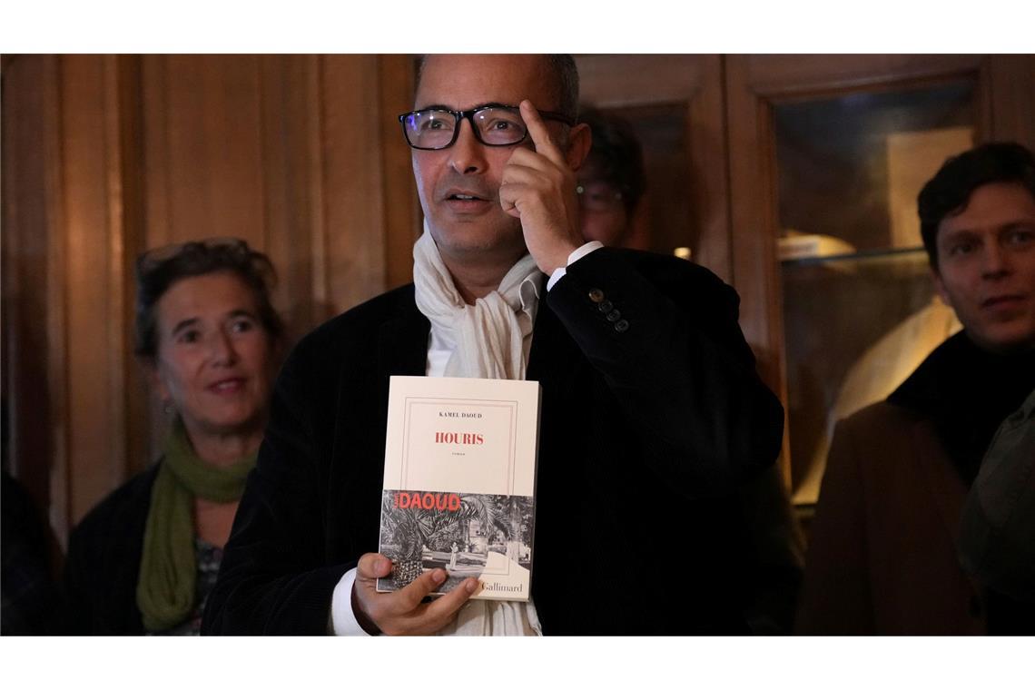 Der algerisch-französische Schriftsteller Kamel Daoud, nachdem er am Montag in Paris im Restaurant Drouant mit dem Prix Goncourt, dem renommiertesten Literaturpreis Frankreichs, ausgezeichnet wurde.