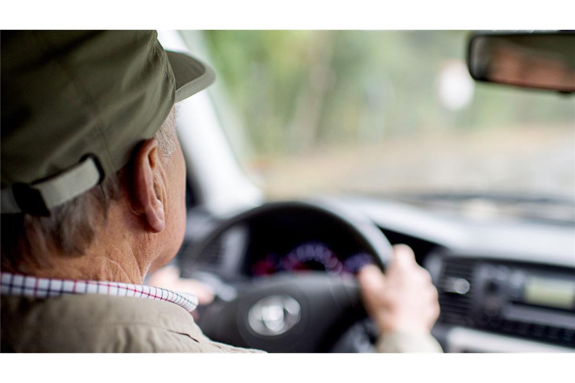 Der Alterszuschlag macht für viele Senioren die Kfz-Versicherungen teurer bei ansonsten gleichen Bedingungen.