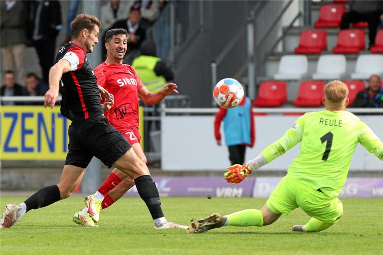 Der Anfang vom Aspacher Ende in Steinbach. Serhat Ilhan(Mitte) lupft den Ball an Maximilian Reule vorbei zum 1:0 ins Netz. Foto: C. Loos