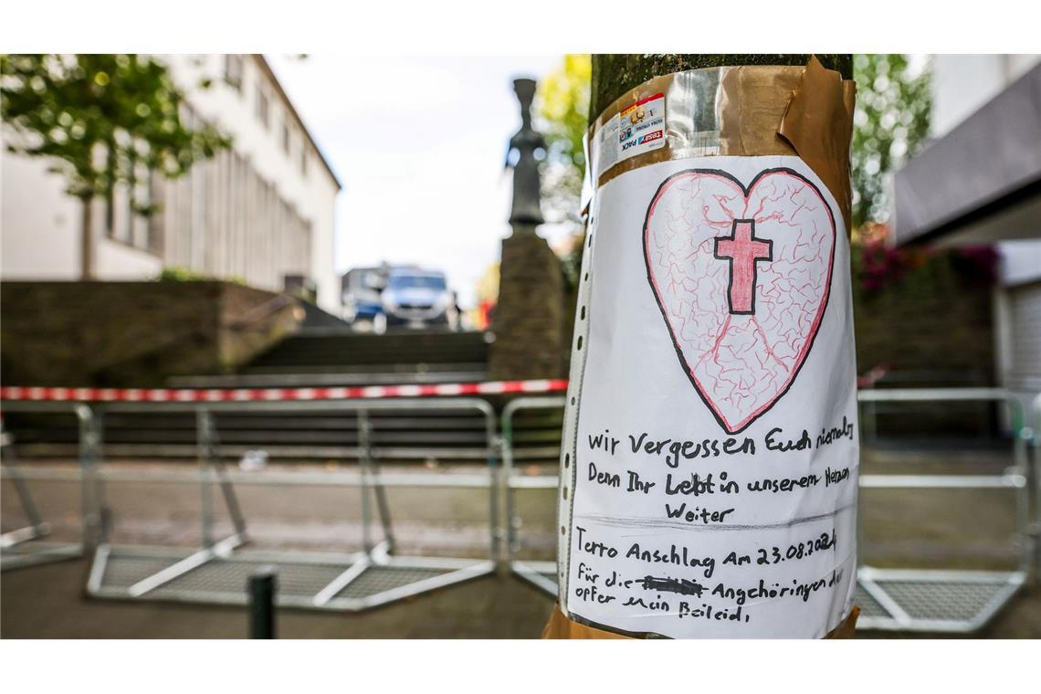 Der Angreifer tötete drei Menschen und verletzte vier weitere schwer. Die Trauer in Solingen ist groß.