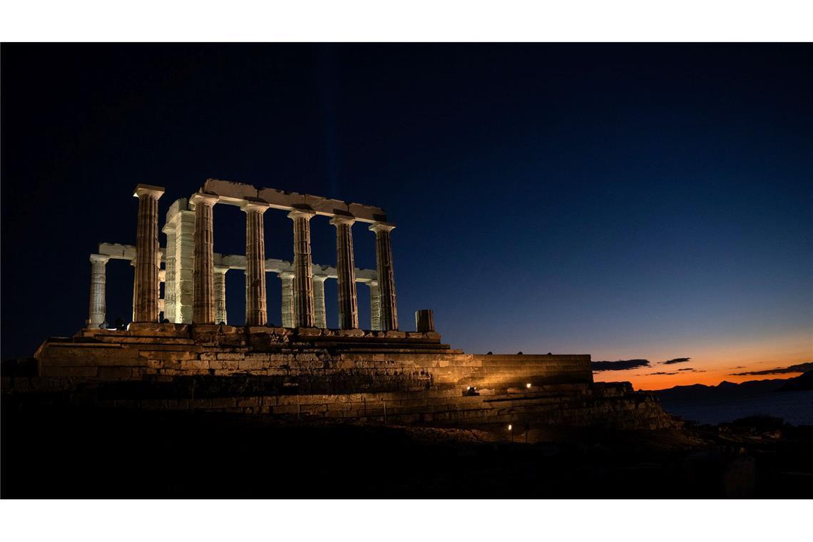 Der antike Poseidon-Tempel in Sounion in Griechenland wird  angestrahlt.