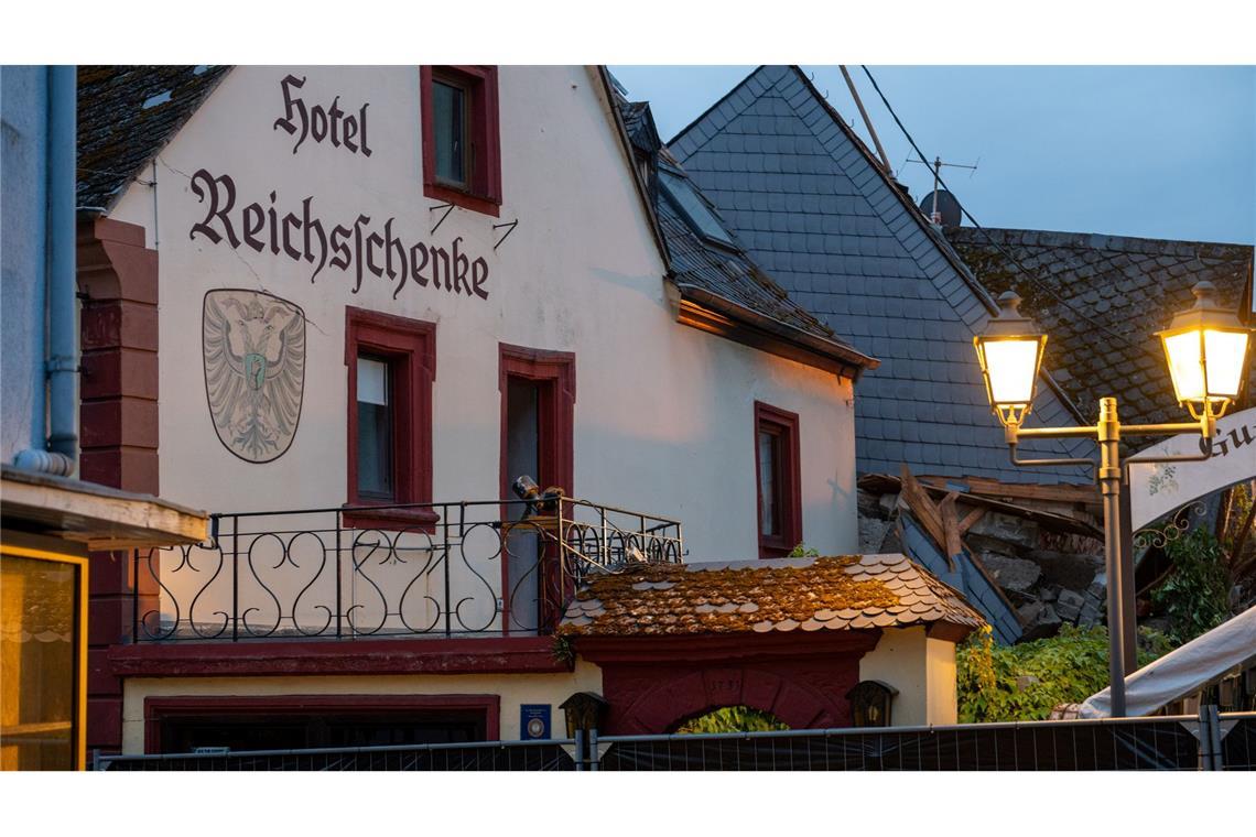 Der Arbeit der Einsatzkräfte am eingestürzten Hotel geht am Donnerstag weiter.