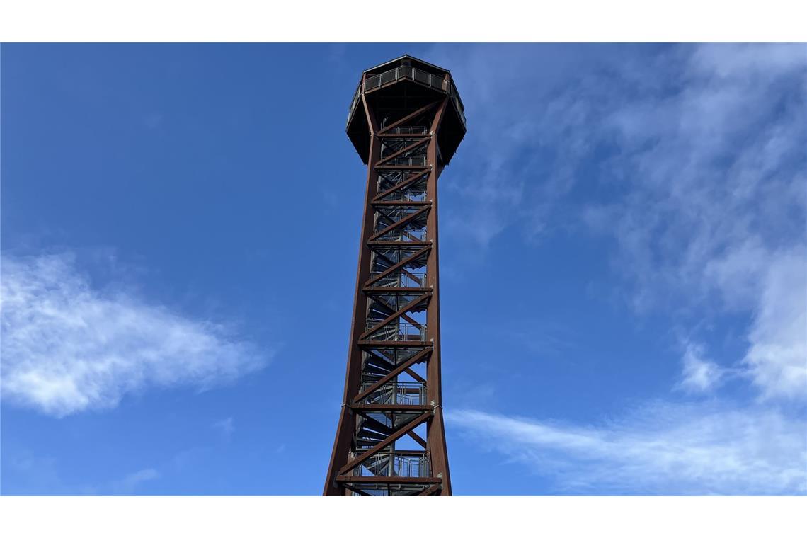 Der Aussichtsturm bei Hohenwart wurde im Jahr 2002 erbaut und ist 40 Meter hoch.