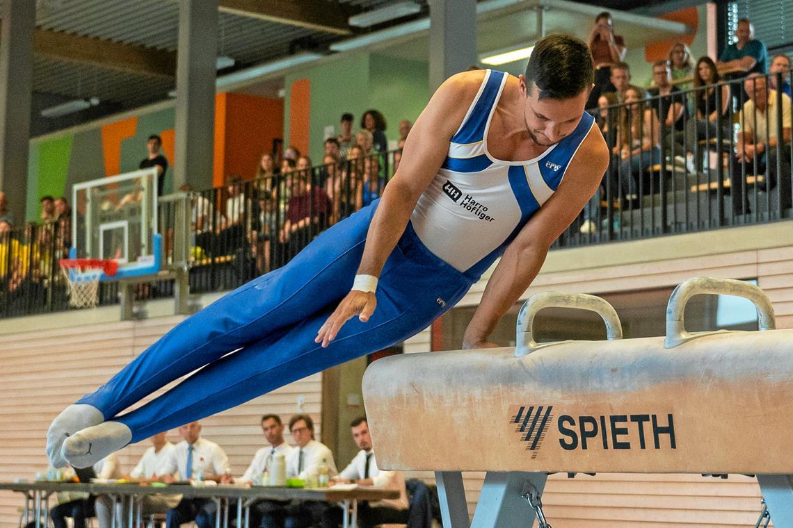 Der Backnanger Florian Ellinger zeigt starke Übungen und geht als Topscorer des Wettkampfs hervor. Archivfoto: Christopher Cocks